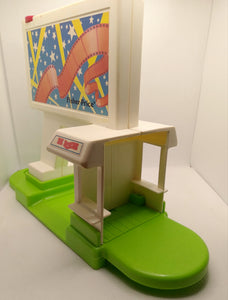 #2454 Fisher Price Little People Drive In Movie Theater 1990